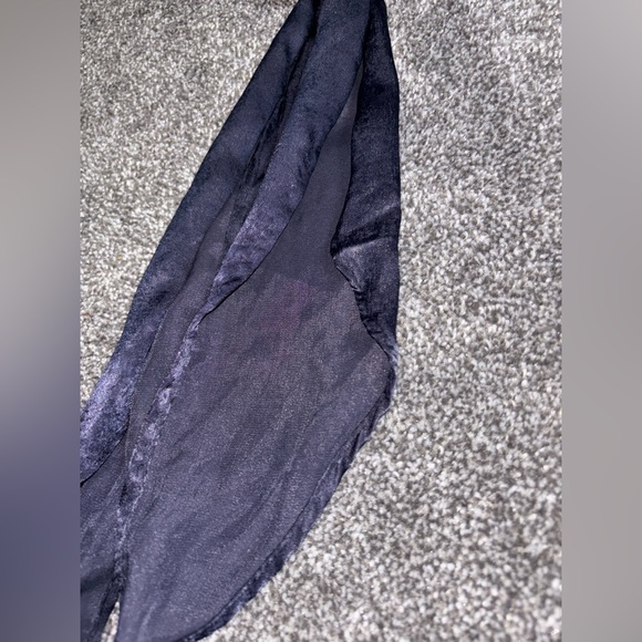 FOREVER 21 NAVY SATIN HAIR TIE!
OSFA - Picture 5 of 6